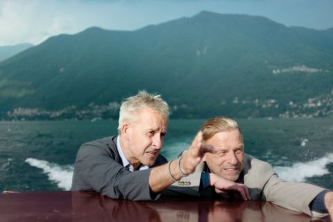 Für die Dokumentation unternahmen Pierre Littbarski (links) und Icke Häßler (rechts) einen Ausflug auf dem Comer See. Damals war es vor allem Lothar Matthäus, der in Italien spielte, der in seiner Freizeit per Boot unterwegs war.