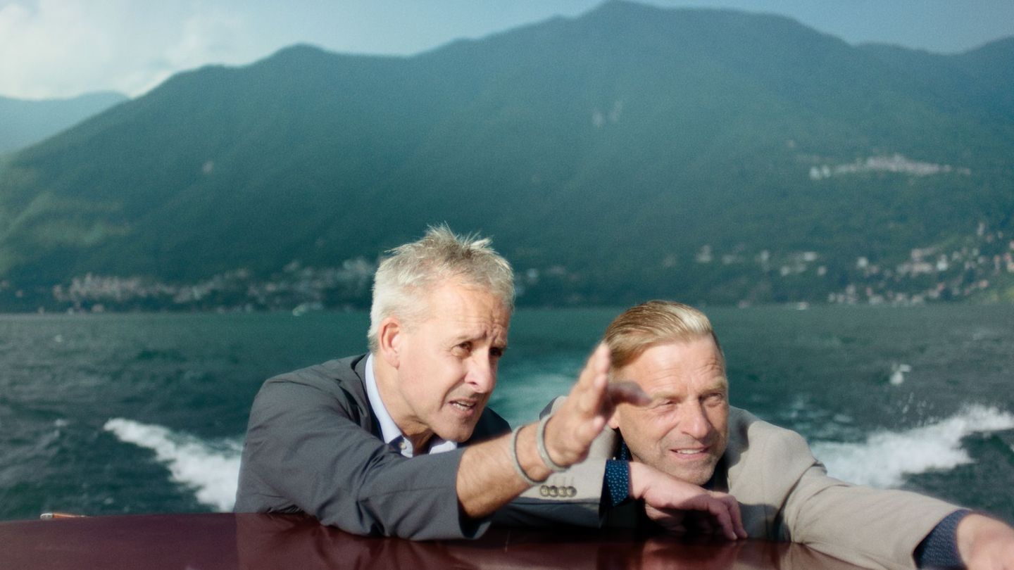Für die Dokumentation unternahmen Pierre Littbarski (links) und Icke Häßler (rechts) einen Ausflug auf dem Comer See. Damals war es vor allem Lothar Matthäus, der in Italien spielte, der in seiner Freizeit per Boot unterwegs war.