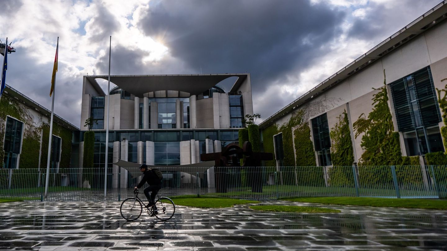 Düsternis überm Kanzleramt: Regenwolken ziehen während der Beratungen des Koalitionsausschusses über die Reagierungszentrale. Fo