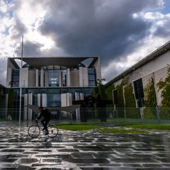 Düsternis überm Kanzleramt: Regenwolken ziehen während der Beratungen des Koalitionsausschusses über die Reagierungszentrale. Fo