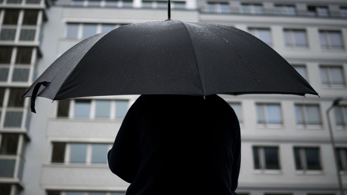 Schauer und Gewitter beschert der Feiertag den Menschen in Berlin und Brandenburg. (Symbolbild) Foto: Sebastian Gollnow/dpa