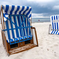 Die Strandkörbe auf Rügen sind noch verschlossen. Foto: Stefan Sauer/dpa