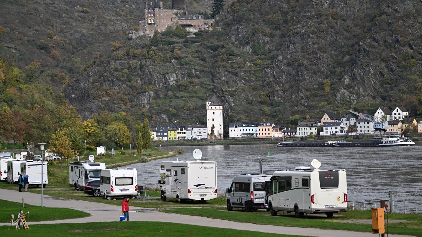 Das schlechte Wetter sorgt für Stornierungen auf Campingplätzen. (Symbolbild) Foto: Arne Dedert/dpa