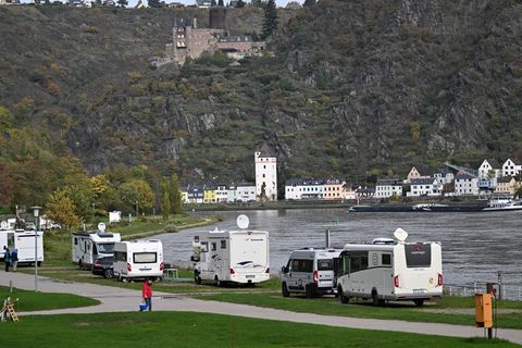 Das schlechte Wetter sorgt für Stornierungen auf Campingplätzen. (Symbolbild) Foto: Arne Dedert/dpa