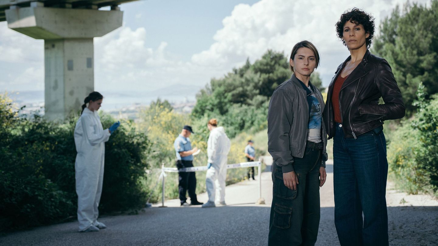 Valessa Matkovic (Romina Küper, links) und Stascha Novak (Jasmin Gerat) am Tatort Foto: Carolina Hellsgard/ARD Degeto Film/Sinis