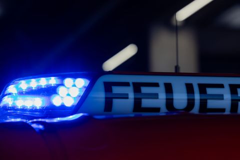 Ein Feuerwehrmann wurde bei dem Einsatz leicht verletzt. (Symbolbild) Foto: Rolf Vennenbernd/dpa