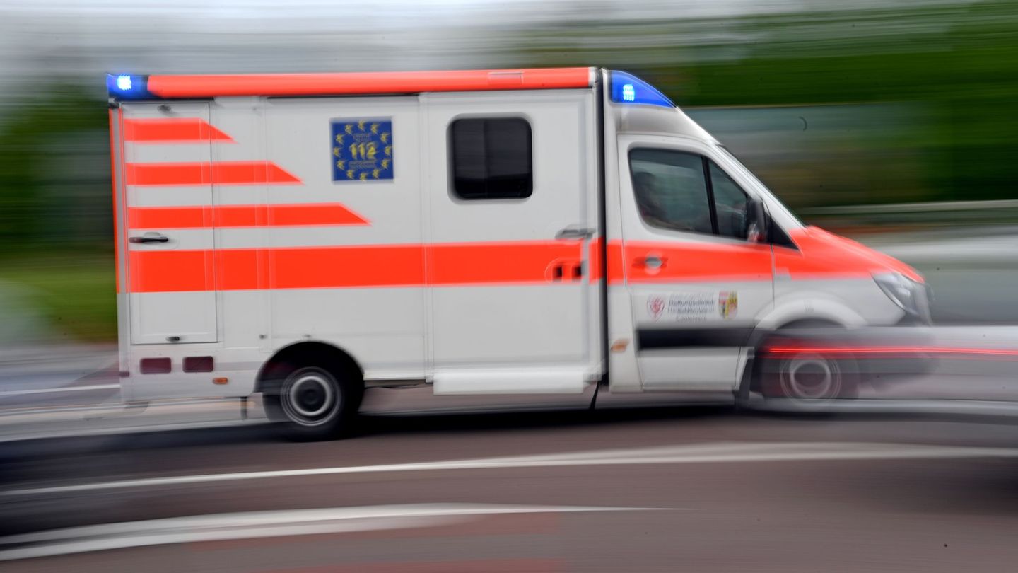 Der Motorradfahrer wurde mit schweren Verletzungen ins Krankenhaus gebracht. (Symbolbild) Foto: Hendrik Schmidt/dpa-Zentralbild/