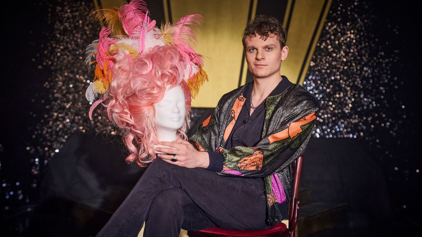 Johannes Hegemann spielt im ZDF-Film "Olivia" den Künstler Oliver Köbel, der als Dragqueen Oliver Knöbel bekannt ist. (Handoutbi