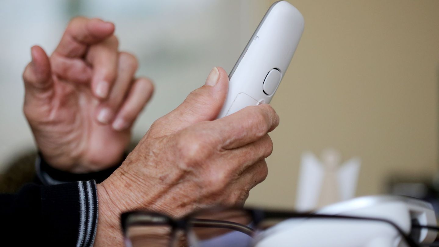 Die Betrüger forderten von der Seniorin eine vermeintliche Kaution. (Symbolbild) Foto: Roland Weihrauch/dpa