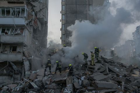Rettungskräfte suchen in Kiew nach Überlebenden