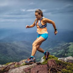 Fitness: Eine Athletin läuft auf einem Bergpfad