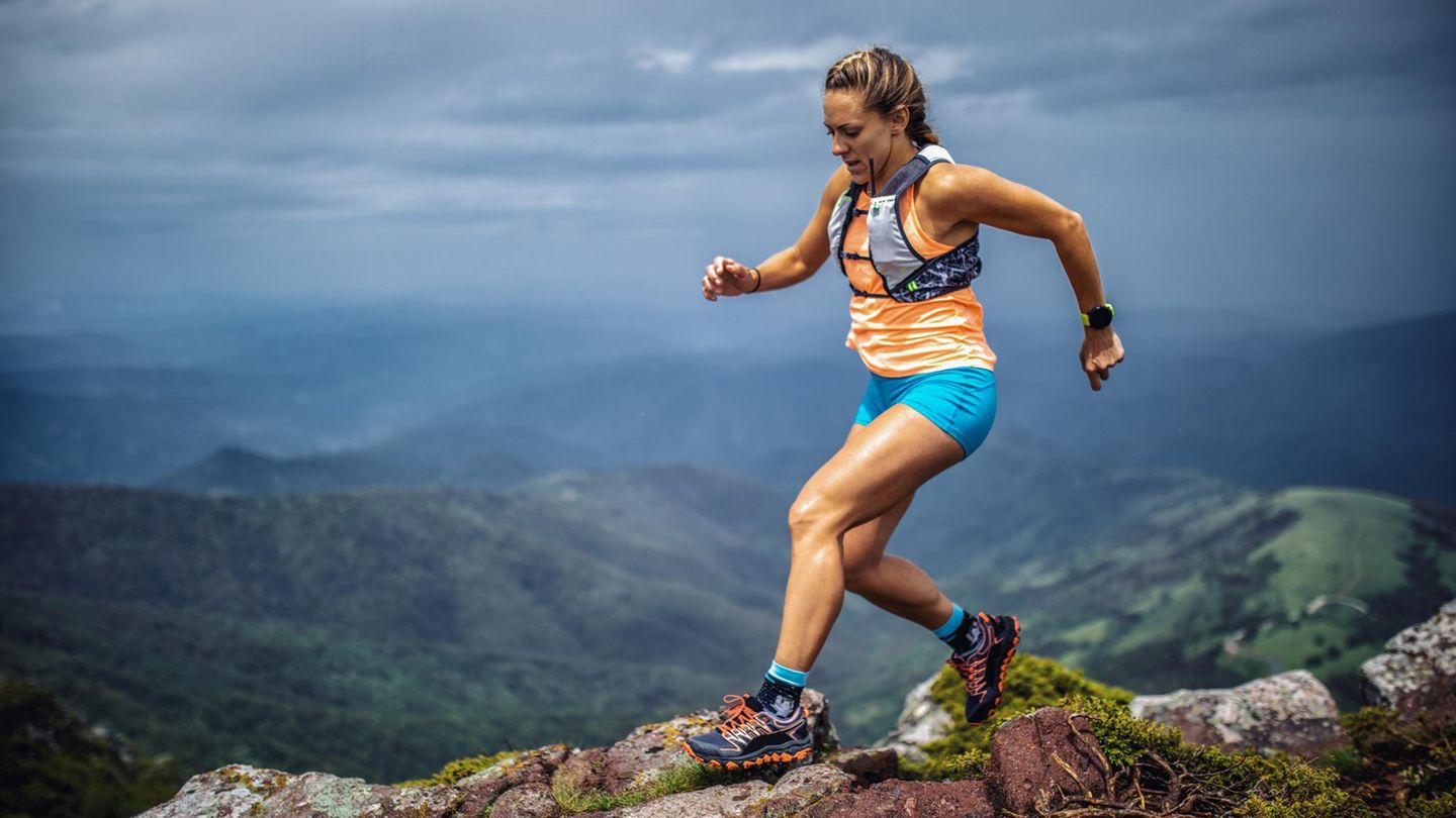 Fitness: Eine Athletin läuft auf einem Bergpfad