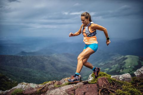 Fitness: Eine Athletin läuft auf einem Bergpfad