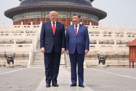 Nach den ersten Gesprächen zeigte Xi Trump den Himmelstempel in Peking. Foto: Mark Schiefelbein/AP/dpa