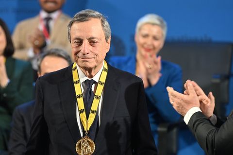 Der ehemalige Präsident der Europäischen Zentralbank (EZB) ist in Aachen mit dem Karlspreis ausgezeichnet worden. Foto: Henning