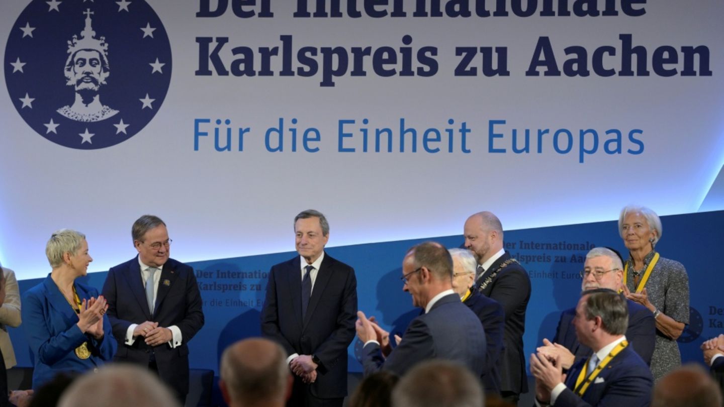 Draghi bei Verleihung des Karlspreises
