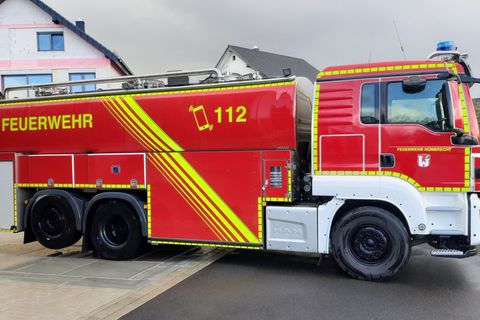 Nicht mehr viel erinnert an seine Vergangenheit: Im Bergischen Land wurde ein Milchlaster zu einem Feuerwehrwagen umfunktioniert