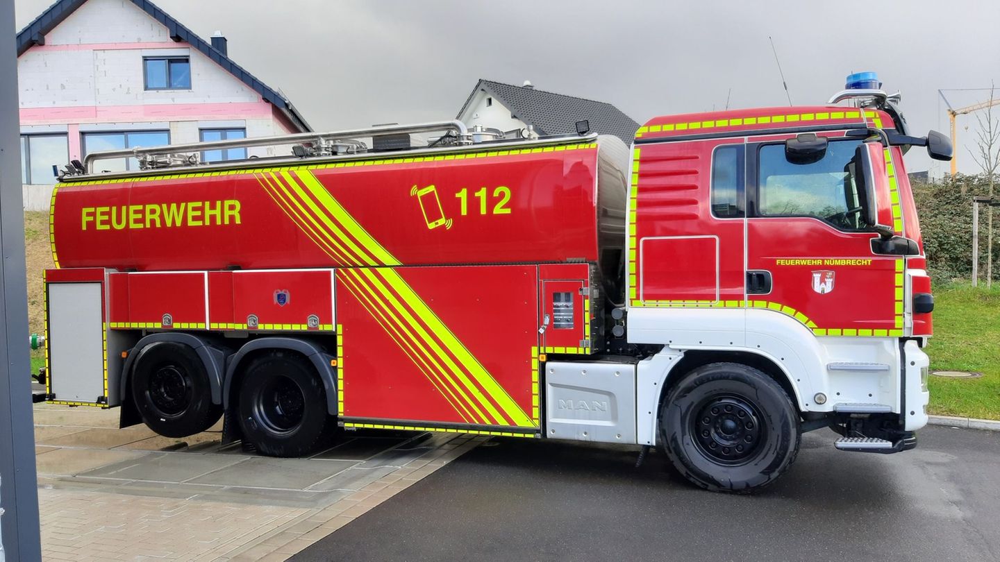 Nicht mehr viel erinnert an seine Vergangenheit: Im Bergischen Land wurde ein Milchlaster zu einem Feuerwehrwagen umfunktioniert
