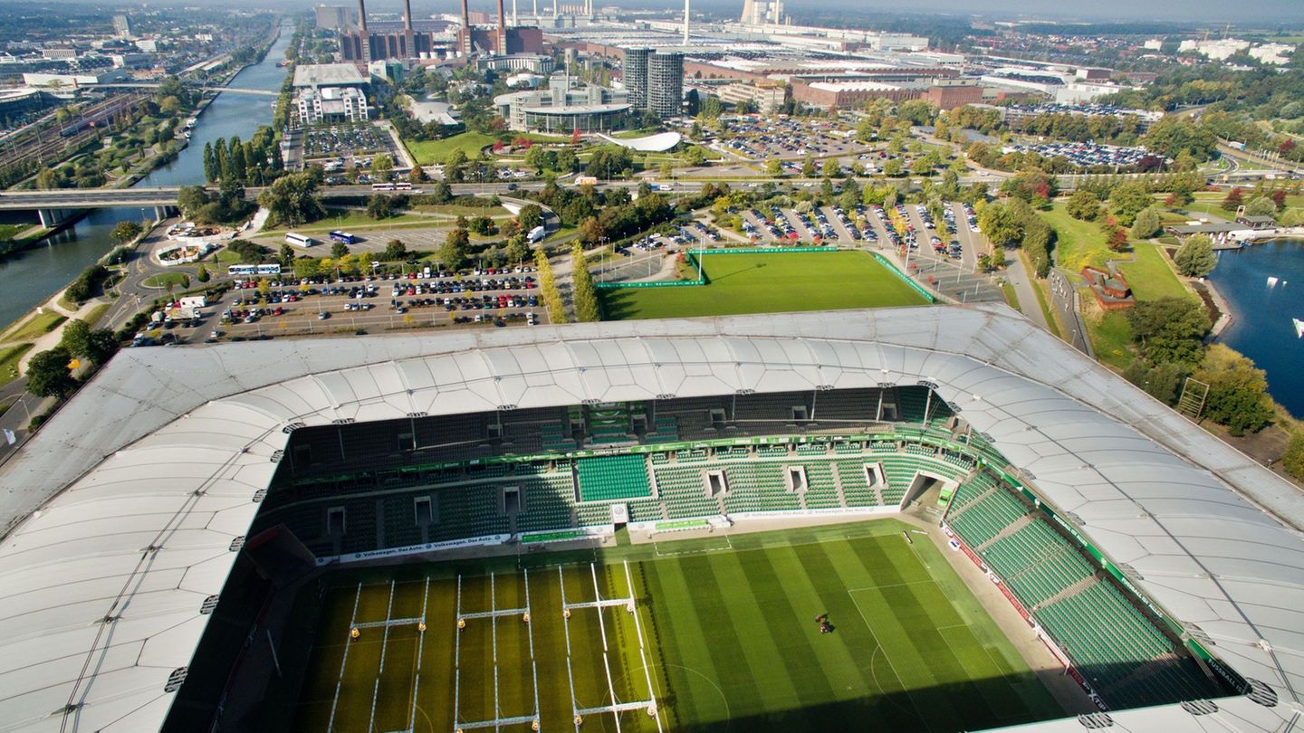 Die VW-Stadt Wolfsburg: im Vordergrund die Volkswagen-Arena, dahinter das Volkswagen-Werk. Foto: picture alliance / dpa