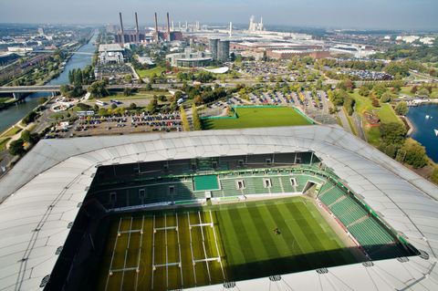 Die VW-Stadt Wolfsburg: im Vordergrund die Volkswagen-Arena, dahinter das Volkswagen-Werk. Foto: picture alliance / dpa