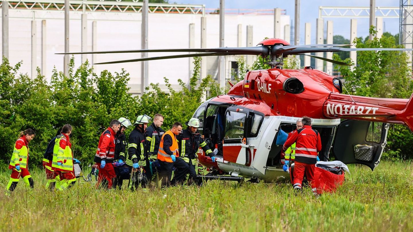 Ein 35-Jähriger ist in Hagen fünf Meter in die Tiefe gestürzt. Foto: Alex Talash/dpa