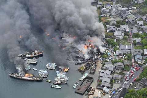 Das Feuer soll sich zunächst von ausrangierten Schiffen ausgebreitet haben. Foto: -/kyodo/dpa