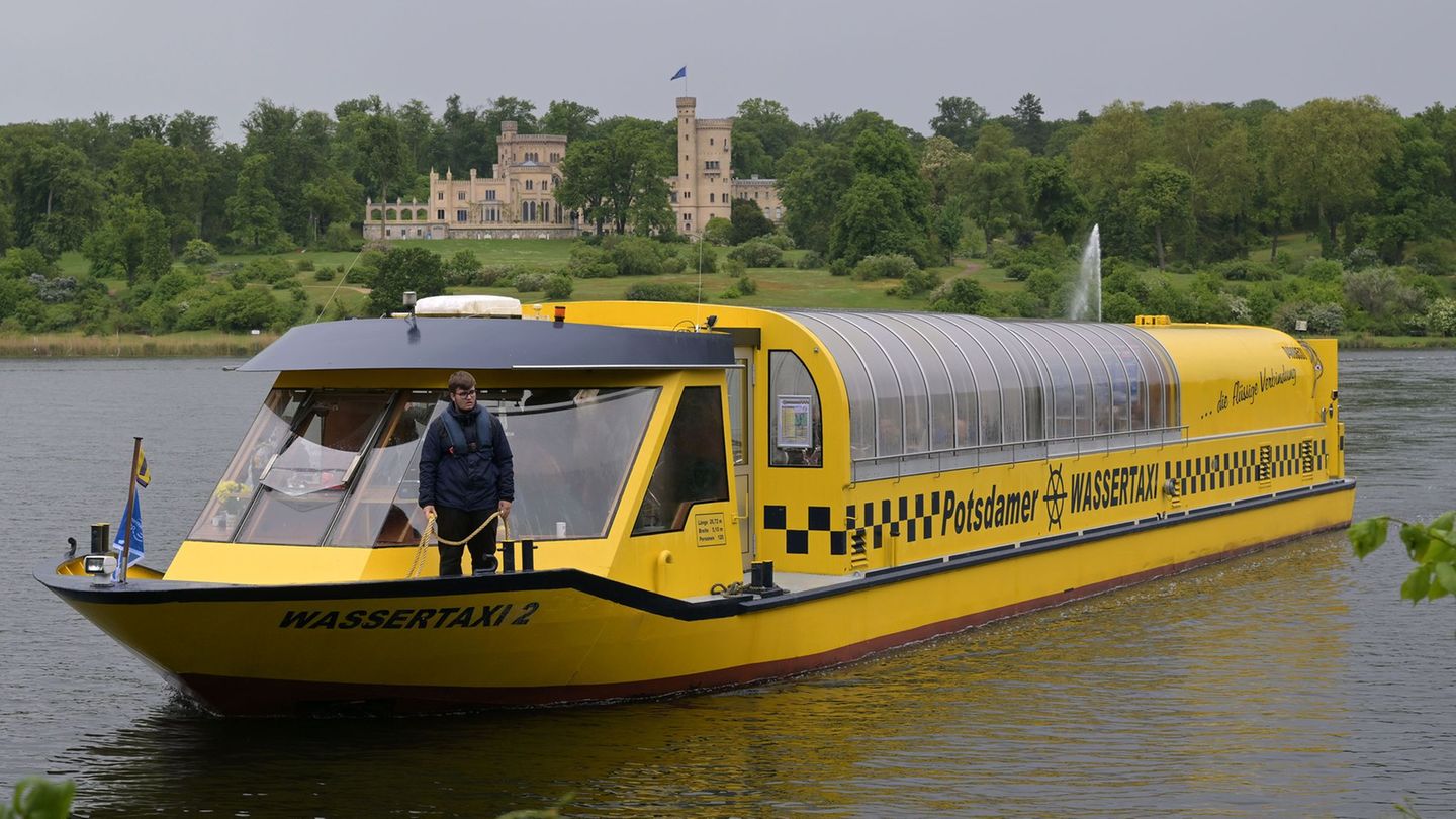 Das Potsdamer Wassertaxi fährt nach einer Pause wieder. Foto: Michael Bahlo/dpa