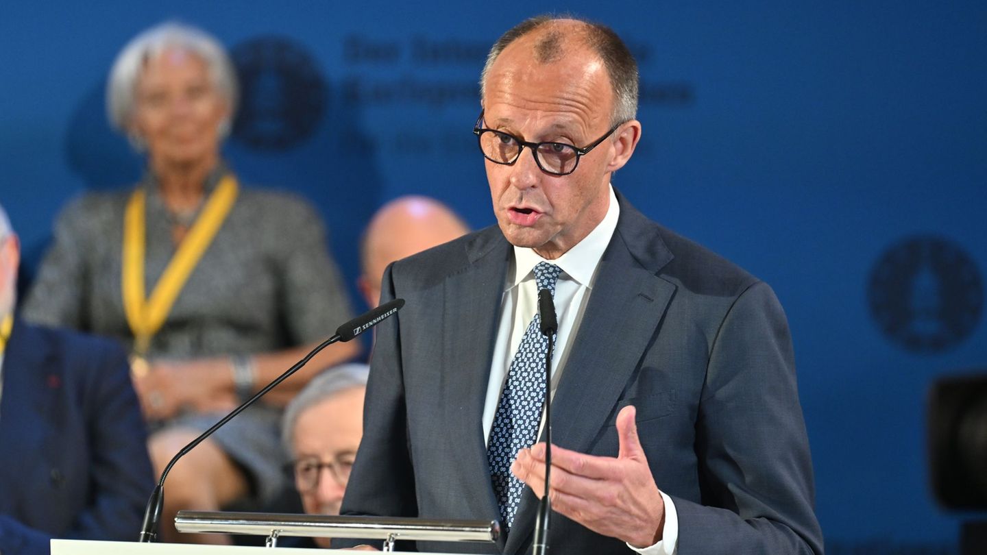 Bundeskanzler Friedrich Merz (CDU) hat bei der Karlspreis-Verleihung in Aachen Reformen angemahnt. Foto: Henning Kaiser/dpa