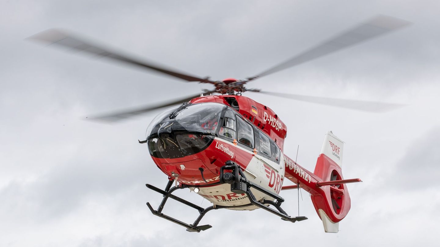 Der verletzte Wohnmobilfahrer wurde ins Krankenhaus geflogen. (Symbolbild) Foto: Daniel Karmann/dpa