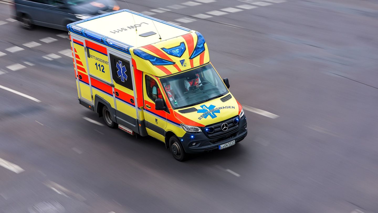 Die 23-Jährige wurde in ein Krankenhaus gebracht. (Symbolbild) Foto: Jan Woitas/dpa