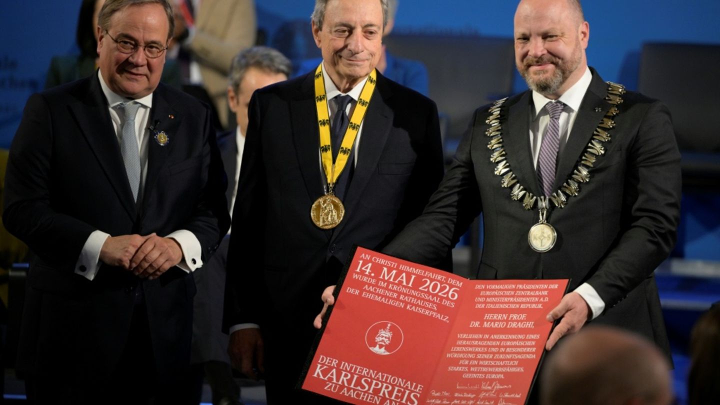 Draghi (Mitte) bei Verleihung des Preises