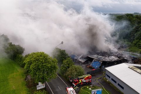 Im Kreis Unna hat eine Produktionshalle über Stunden hinweg gebrannt. Foto: Markus Wüllner/Video-Line TV- und Videoproduktion/dp