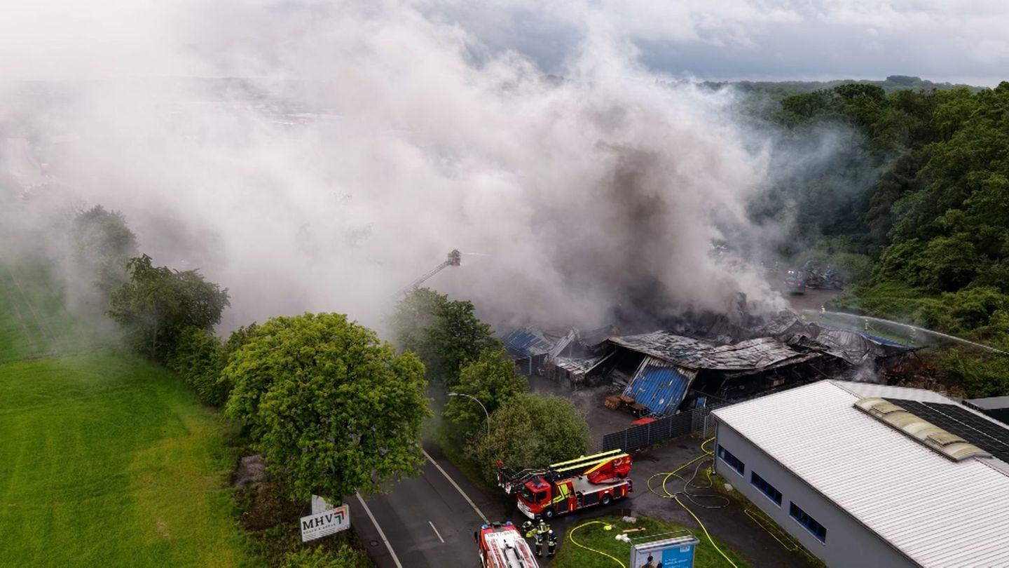 Im Kreis Unna hat eine Produktionshalle über Stunden hinweg gebrannt. Foto: Markus Wüllner/Video-Line TV- und Videoproduktion/dp
