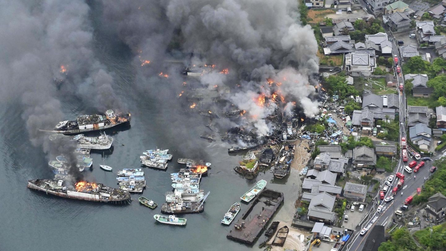 Kure, Japan. Das von einem News-Hubschrauber aufgenommene Foto zeigt einen Brand in einer Abwrackwerft in Kure in der Präfektur Hiroshima. Die Behörden mussten eine Evakuierung von über 350 Haushalten angeordnen. Die Stadt im Westen Japans ist für den Schiffbau bekannt.
