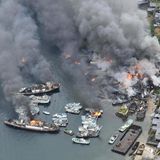 Kure, Japan. Das von einem News-Hubschrauber aufgenommene Foto zeigt einen Brand in einer Abwrackwerft in Kure in der Präfektur Hiroshima. Die Behörden mussten eine Evakuierung von über 350 Haushalten angeordnen. Die Stadt im Westen Japans ist für den Schiffbau bekannt.