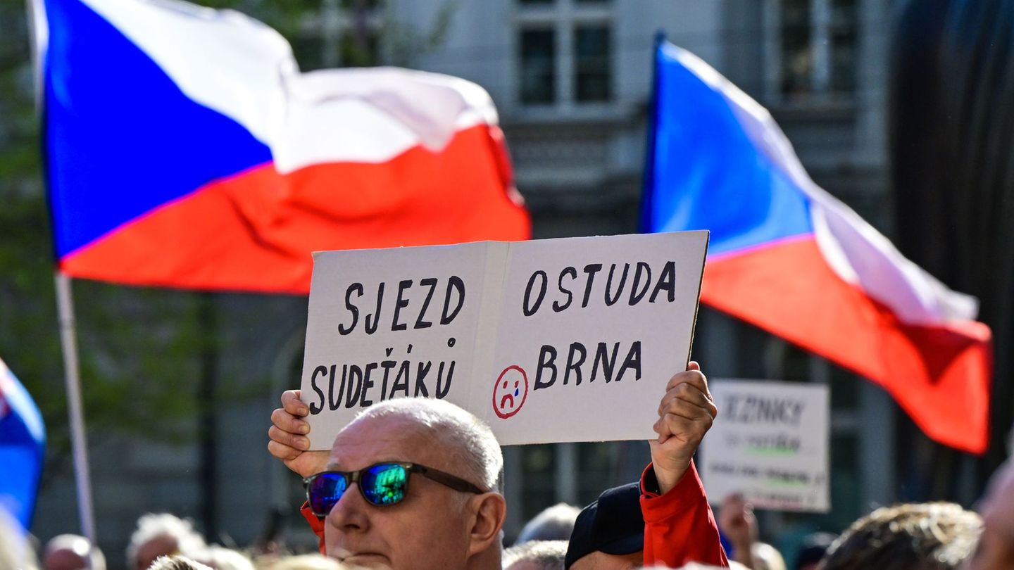 Schon Ende April waren Menschen in Brünn (Brno) gegen die geplante Veranstaltung auf die Straße gegangen - mit Spruchtafeln wie