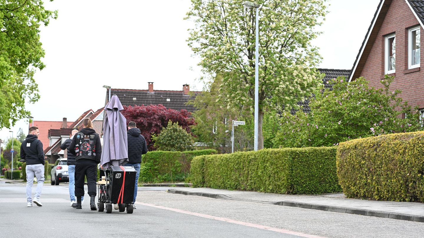 Junge Männer ziehen mit Bollerwagen durch Leer in Richtung Pünte, wo sich jedes Jahr traditionell mehrere hundert Feiernde treff