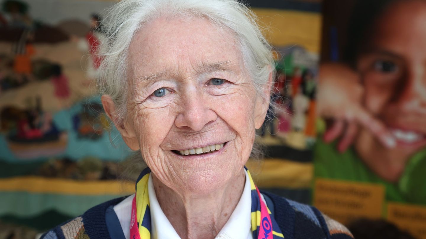 Schwester Karoline Mayer traf in Chile Elke Büdenbender - und auf dem Katholikentag erneut. Foto: Karl-Josef Hildenbrand/dpa