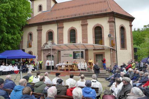 Tausende bei traditioneller Männerwallfahrt im Eichsfeld. Foto: Gregor Mühlhaus/dpa-Zentralbild/dpa