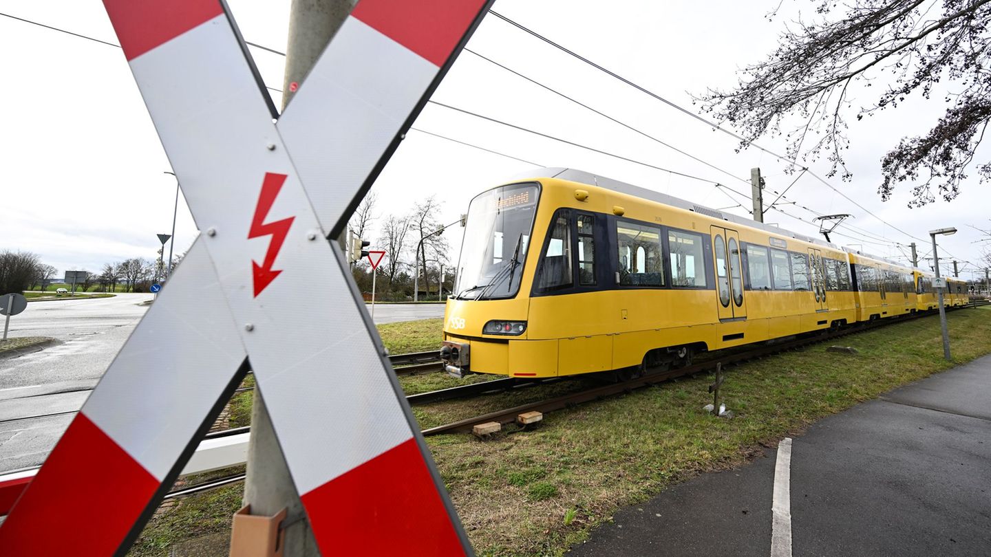 Es kam zum Zusammenstoß der Stadtbahn mit dem Auto. (Symbolbild) Foto: Bernd Weißbrod/dpa