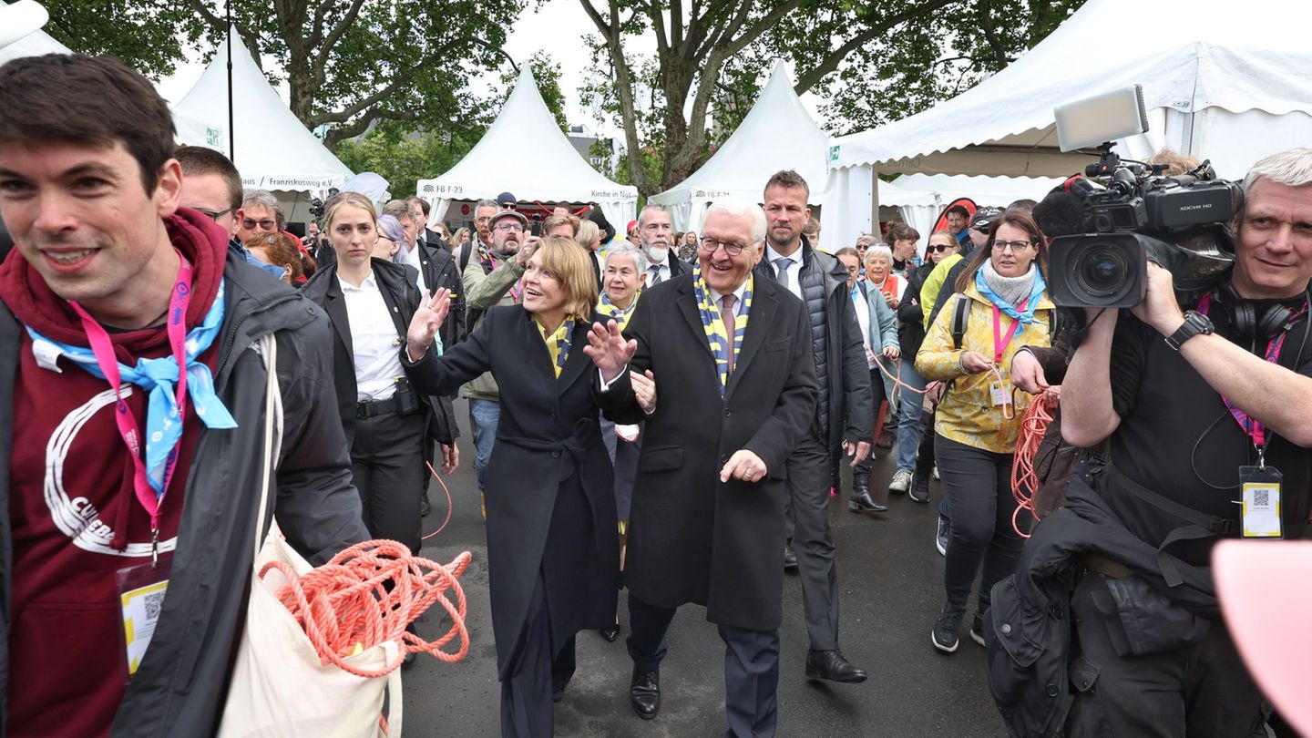 Steinmeier geht in Würzburg auf Tuchfühlung. Foto: Karl-Josef Hildenbrand/dpa