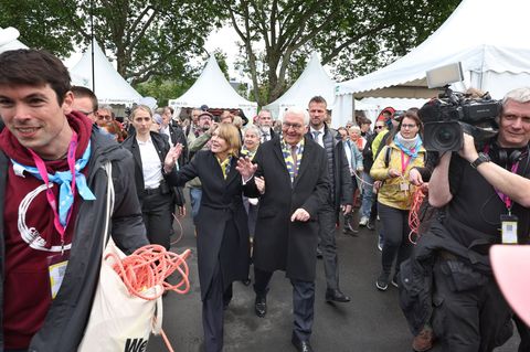Steinmeier geht in Würzburg auf Tuchfühlung. Foto: Karl-Josef Hildenbrand/dpa