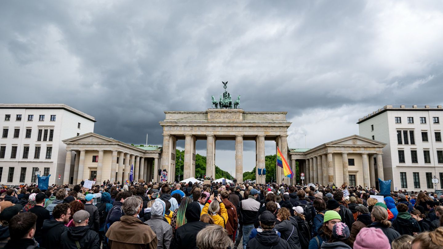 Hunderte Menschen haben bei der Demonstration "Männer gegen Gewalt" am Brandenburger Tor in Berlin mitgemacht. Foto: Fabian Somm