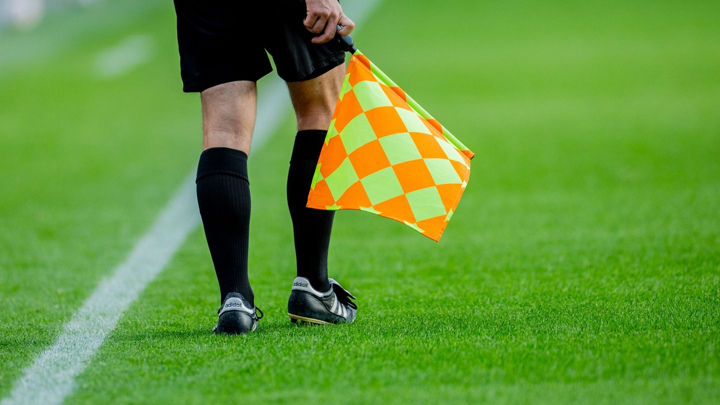 Nach dem Angriff auf einen Linienrichter wird im Westen Thüringens kein Fußball gespielt. (Archivbild) Foto: Rolf Vennenbernd/dp