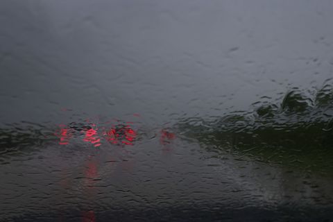 Bei Regen und Hagel gibt es auf der A24 binnen einer Dreiviertelstunde acht Unfälle. (Symbolbild) Foto: Karl-Josef Hildenbrand/d