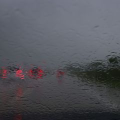 Bei Regen und Hagel gibt es auf der A24 binnen einer Dreiviertelstunde acht Unfälle. (Symbolbild) Foto: Karl-Josef Hildenbrand/d