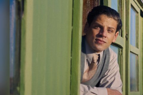 Karim Daoud Anaya verkörpert in "Palästina 36" Yousef, der zwischen Dorf und Stadt pendelt.