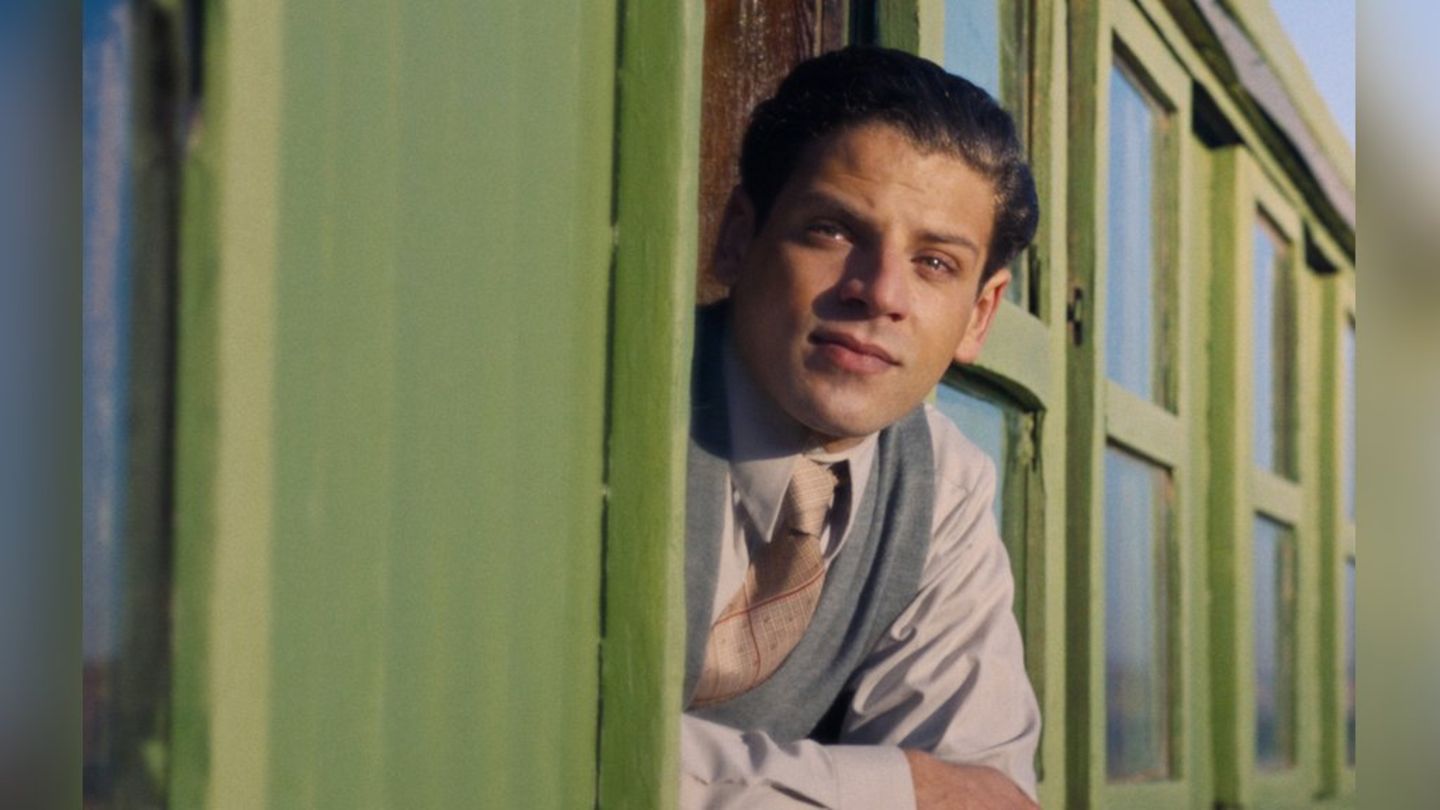 Karim Daoud Anaya verkörpert in "Palästina 36" Yousef, der zwischen Dorf und Stadt pendelt.
