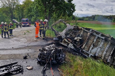 Der Kleintransporter brannte vollständig aus. Foto: -/Kreisbrandinspektion Cham/dpa