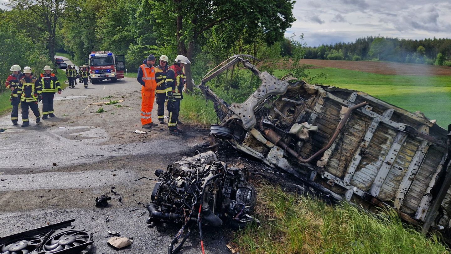 Der Kleintransporter brannte vollständig aus. Foto: -/Kreisbrandinspektion Cham/dpa